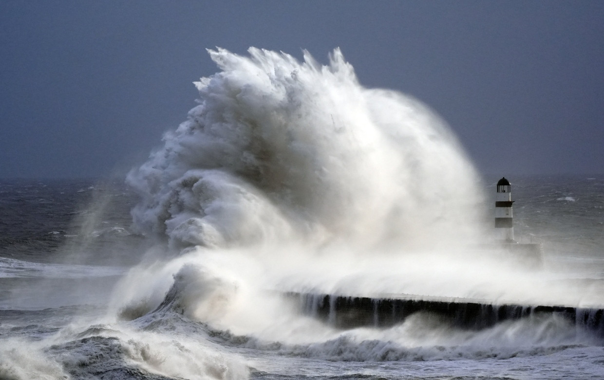 Extreme werden häufiger: Wellen schlagen am 8. Dezember 2024 gegen den Leuchtturm im Hafen von Seaham im Vereinigten Königreich.