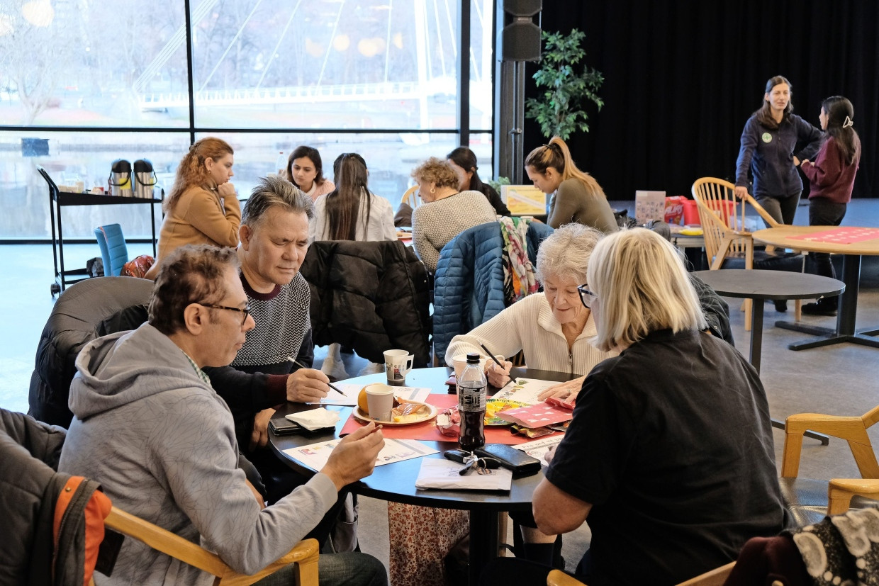 In der Bibliothek in Drammen: Ehrenamtliche beim Sprachunterricht