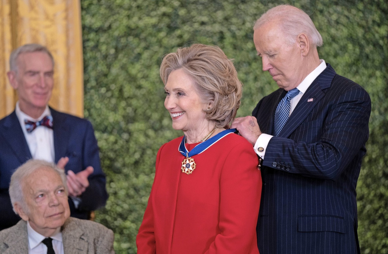 Ein Schlussakt: Hillary Clinton bekommt von Biden die Friedensmedaille.