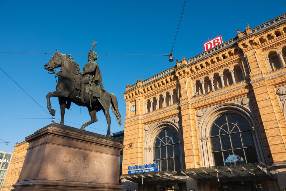 Das Ernst-August-Denkmal vor dem Hauptbahnhof in Hannover