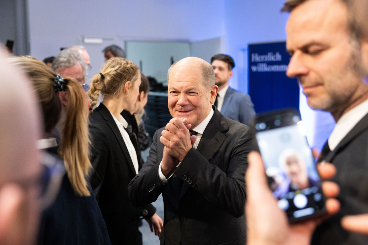 Bundeskanzler Olaf Scholz verabschiedet sich am Montag von den Gästen im Redaktionsgebäude der F.A.Z.