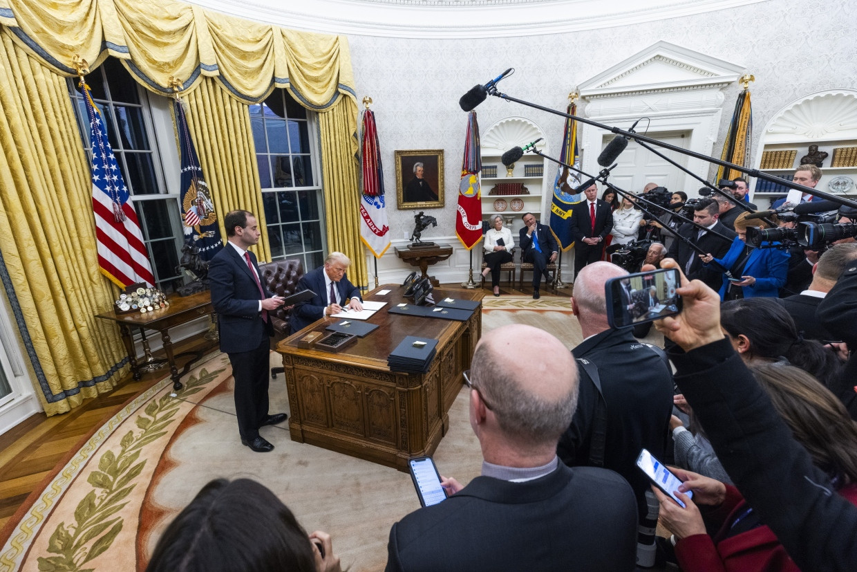 Während er Dekrete unterzeichnete, gab Trump eine improvisierte Pressekonferenz