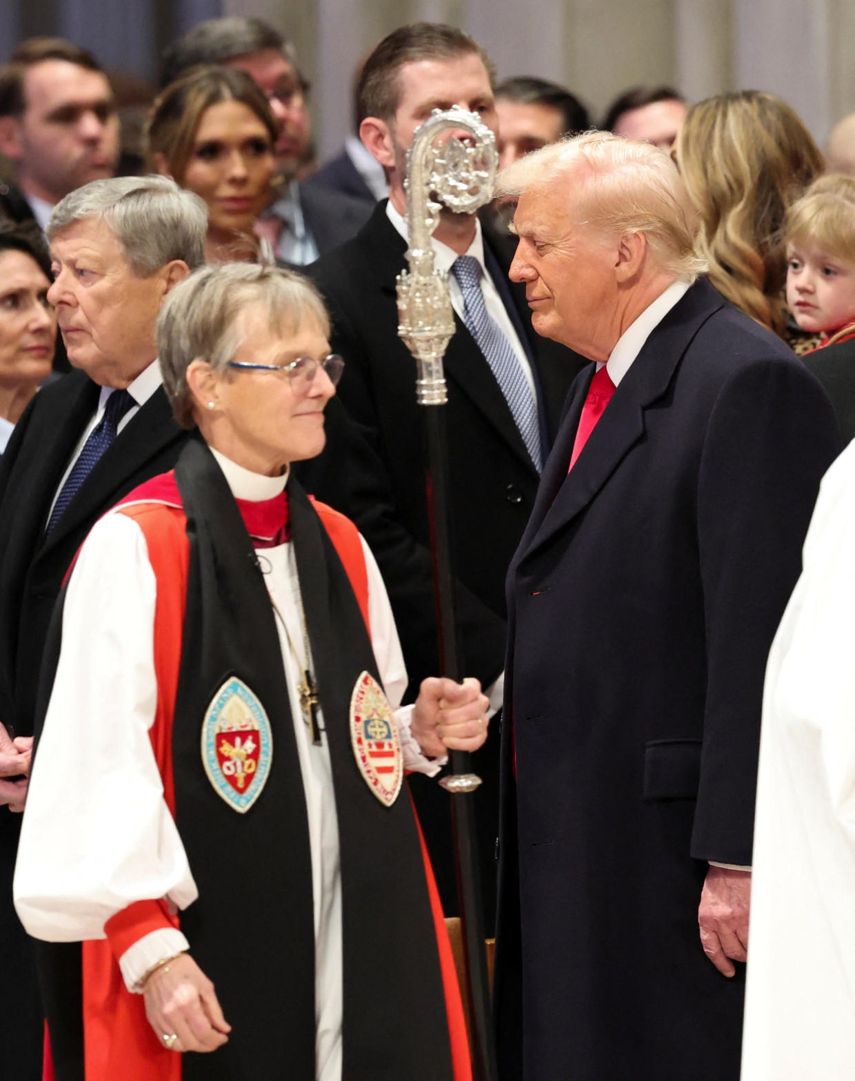 Der amtierende US-Präsident Donald Trump wird in einer Predigt der Bischöfin von Washington gebeten, Erbarmen mit den Menschen im Land zu haben.