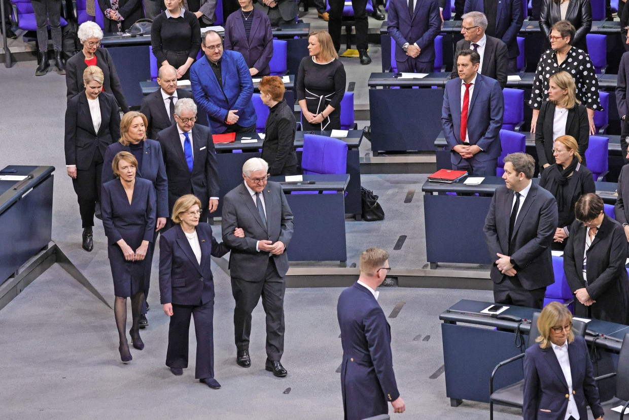 Zeitzeugin: Eva Szepesi kommt im Januar 2024 mit Bundespräsident Frank-Walter Steinmeier in den Bundestag; dahinter gehen Steinmeiers Frau Elke Büdenbender, Parlamentspräsidentin Bärbel Bas und Marcel Reif, Enkel eines Holocaust-Opfers.