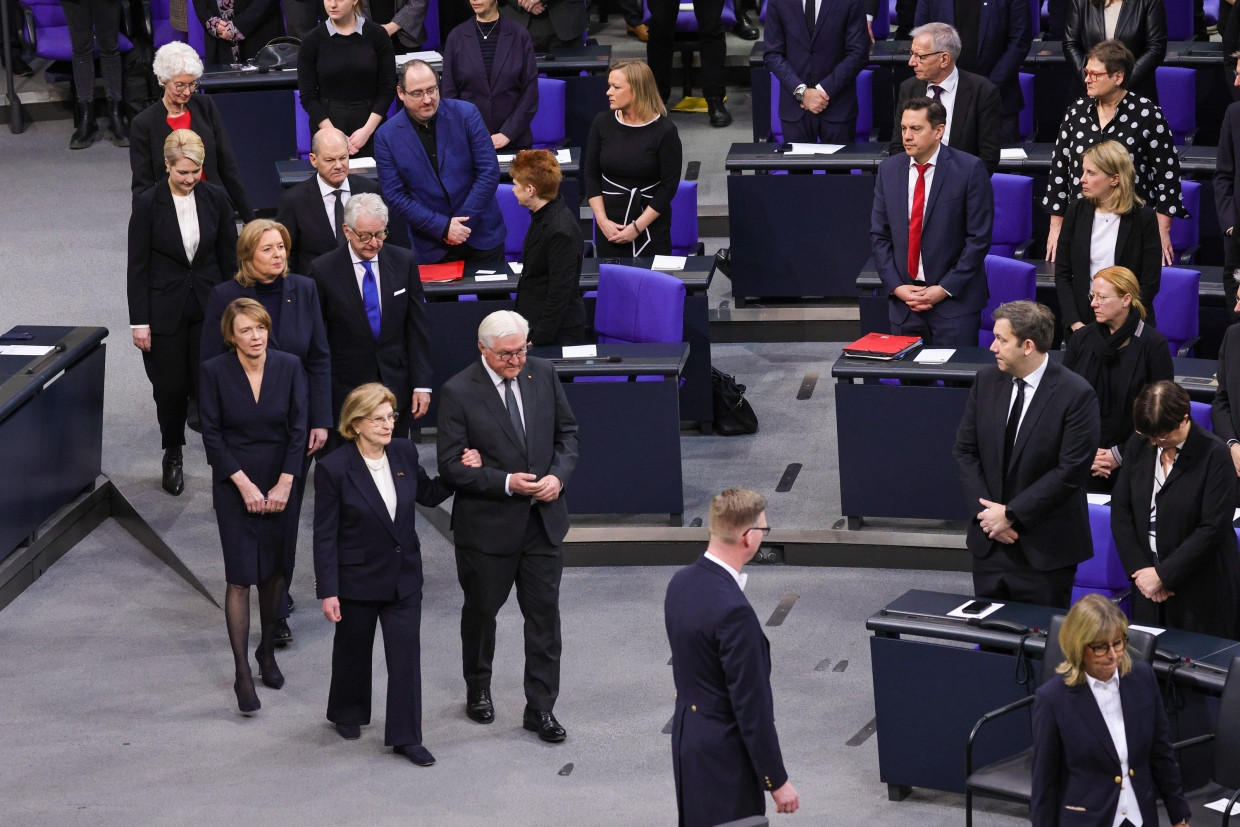 Eva Szepesi kommt im Januar 2024 mit Bundespräsident Frank-Walter Steinmeier in den Bundestag; dahinter gehen Steinmeiers Frau Elke Büdenbender, Parlamentspräsidentin Bärbel Bas mit Marcel Reif, Enkel eines Holocaust-Opfers, sowie Manuela Schwesig und Olaf Scholz.