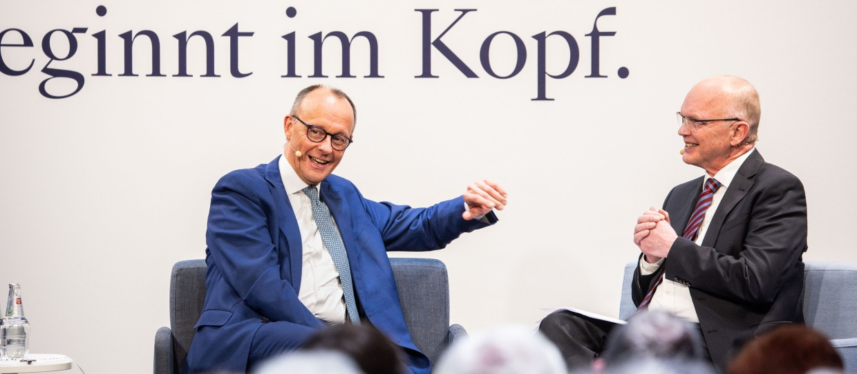 Kanzlerkandidat Friedrich Merz (CDU) im Gespräch mit dem F.A.Z.-Innenpolitikchef Jasper von Altenbockum und Lesern der Zeitung