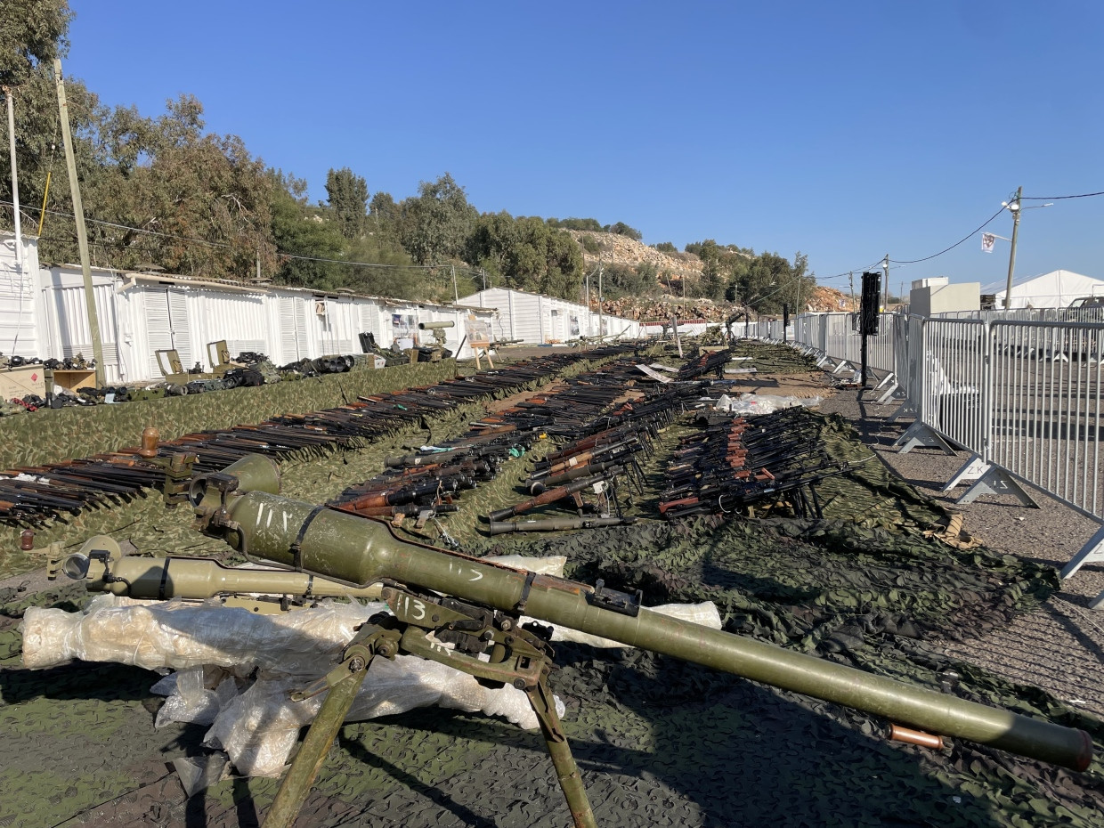 Waffen, die die israelische Armee bei ihrem Einsatz im Süden Libanons gefunden hat