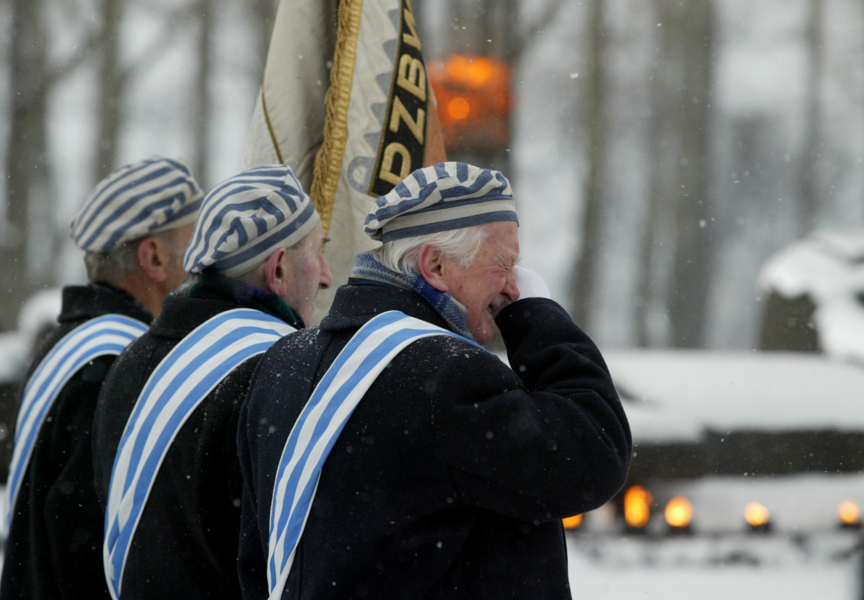 Als dann der Jahrestag kam, sah ich die Reihen der Überlebenden, die man zur Feierlichkeit eingeladen hatte. Auschwitz-Birkenau, 27. Januar 2005.