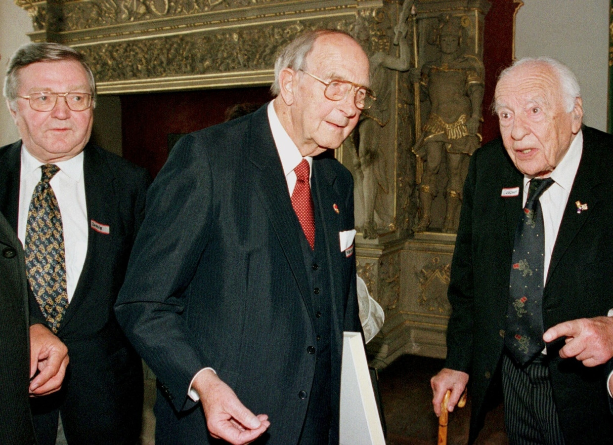 Für die Urbanisierung der Filbingerschen Provinz war es leider zu spät, als der siebenundneunzigjährige Hans-Georg Gadamer auf dem neunzehnten Jahreskongress des Studienzentrums Weikersheim am 24. Mai 1997 einen Vortrag über „Sprachen als Ausdruck kultureller Vielfalt in Europa“ hielt. Links im Bild Lothar Bossle, Professor für Soziologie an der Universität Würzburg und wissenschaftlicher Leiter des Studienzentrums.