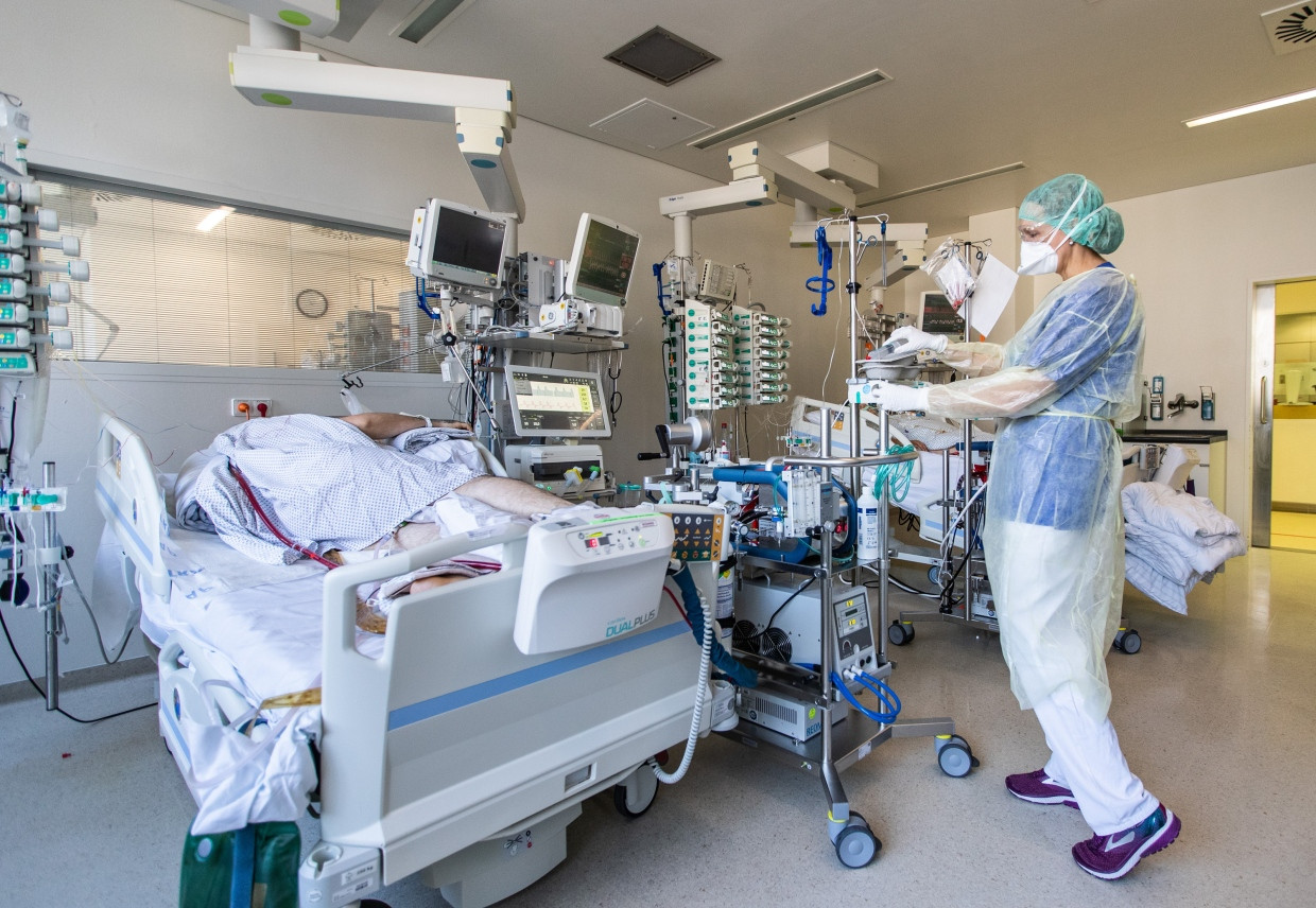 Bis zum Jahr 2049 könnten 690.000 Pflegekräfte fehlen: Blick in ein Zimmer der Intensivstation im Uniklinikum Frankfurt im Jahr 2021. In den Betten liegen Corona-Patienten.