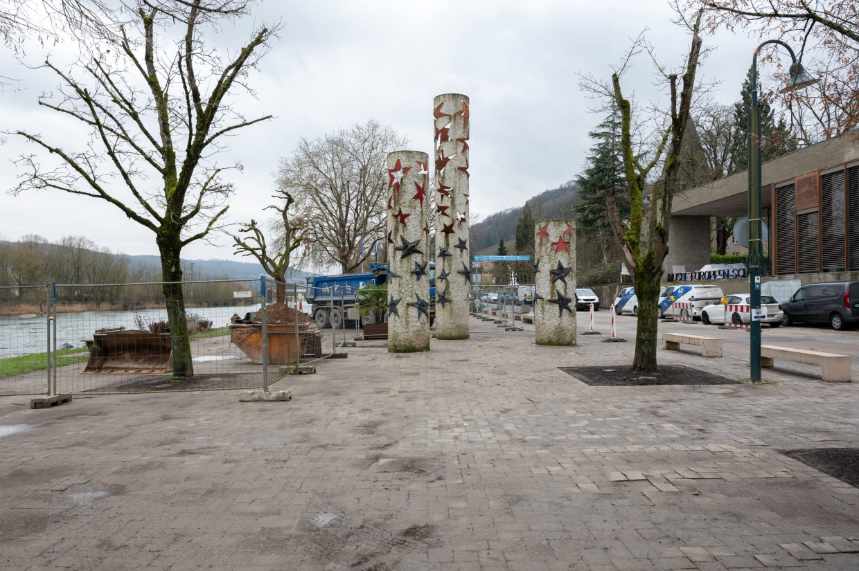 Das Monument „Accords de Schengen“ auf dem Platz vor dem Europäischen Museum (rechts) in Schengen