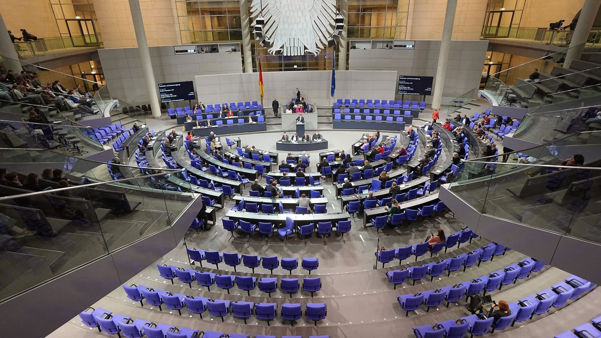 Blick in den Plenarsaal: Der Bundestag nach der Abstimmung über das "Zustrombegrenzungsgesetz" der Union zur Eindämmung der Migration.