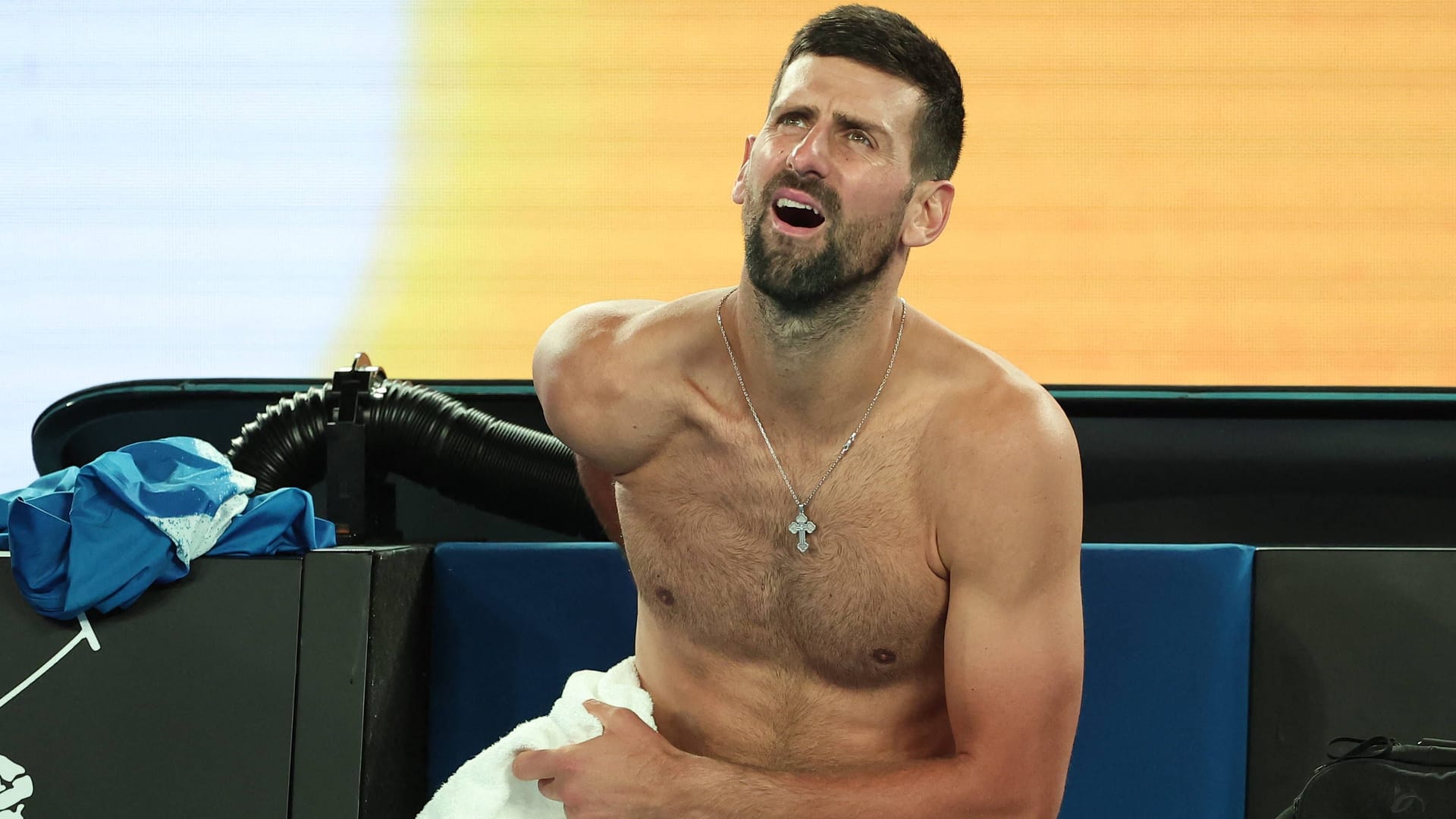 Novak Djokovic auf der Bank im Match gegen Carlos Alcaraz: Nach hartem Kampf durchgesetzt.