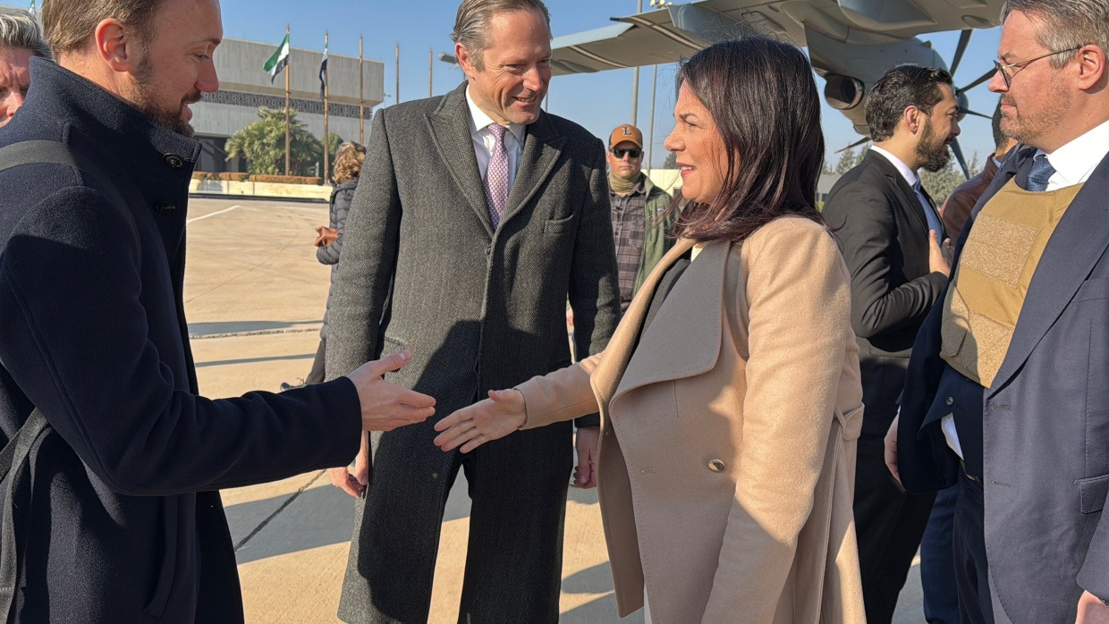 Außenministerin Annalena Baerbock wird nach ihrer Ankunft auf dem Flughafen von Damaskus begrüßt.