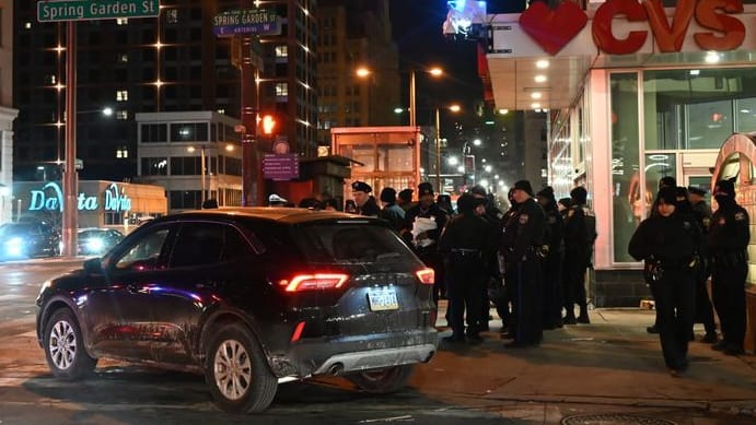 Unfall in Philadelphia: Ein Auto fuhr in Fans, die Polizei ist vor Ort.