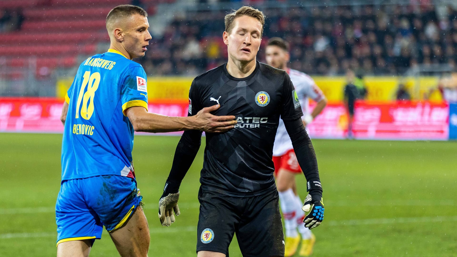 Filip Benkovic (l.) und Ron-Thorben Hoffmann (Archivbild): Das Duo steht unmittelbar vor einer Rückkehr zu Eintracht Braunschweig.