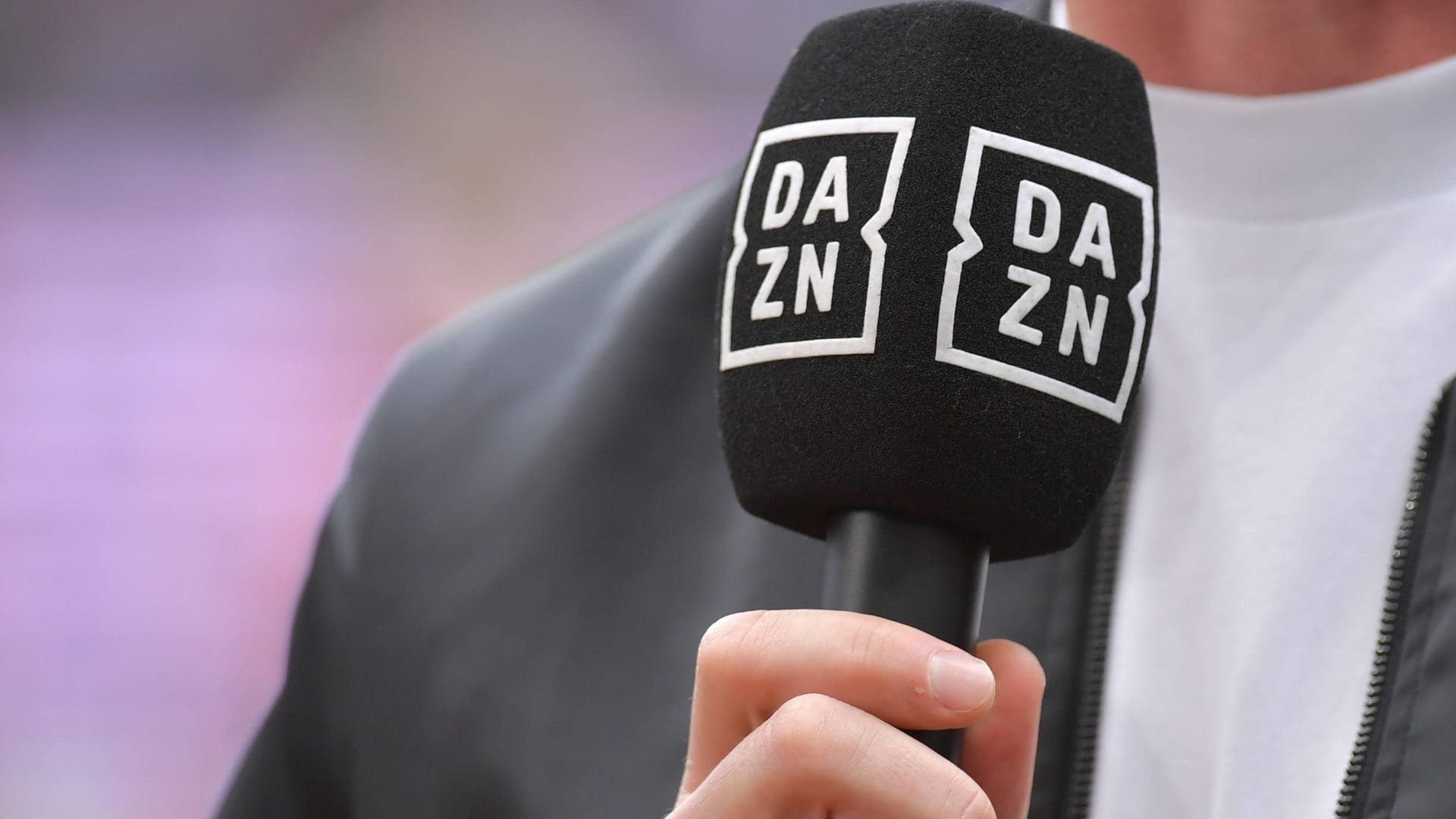 Das DAZN-Logo (Symbolbild): Der Sender ist am Donnerstag Opfer eines Hackerangriffs geworden.