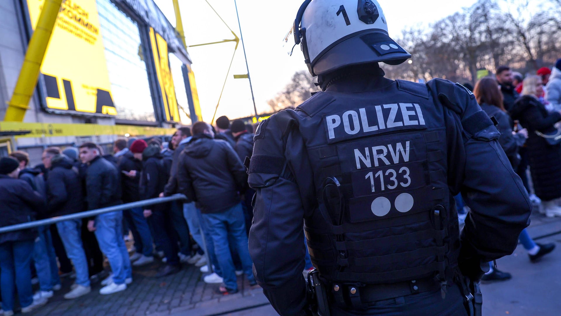 Ein Polizist: Er steht vor dem Signal Iduna Park in Dortmund (Symbolbild).