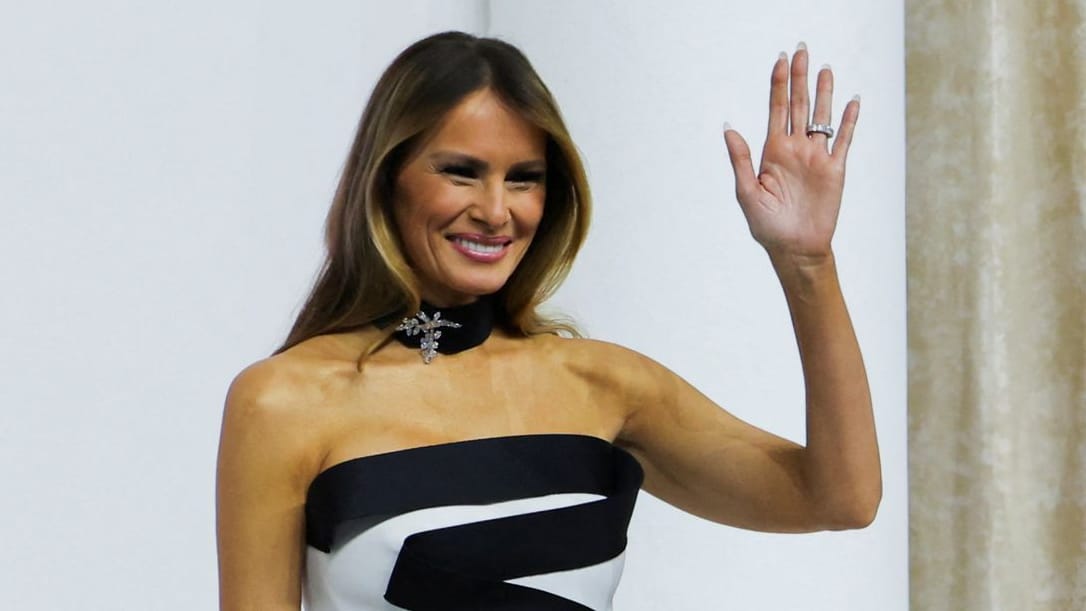 Melania Trump: Sie zeigte sich beim Ball in einem bodenlangen Kleid.