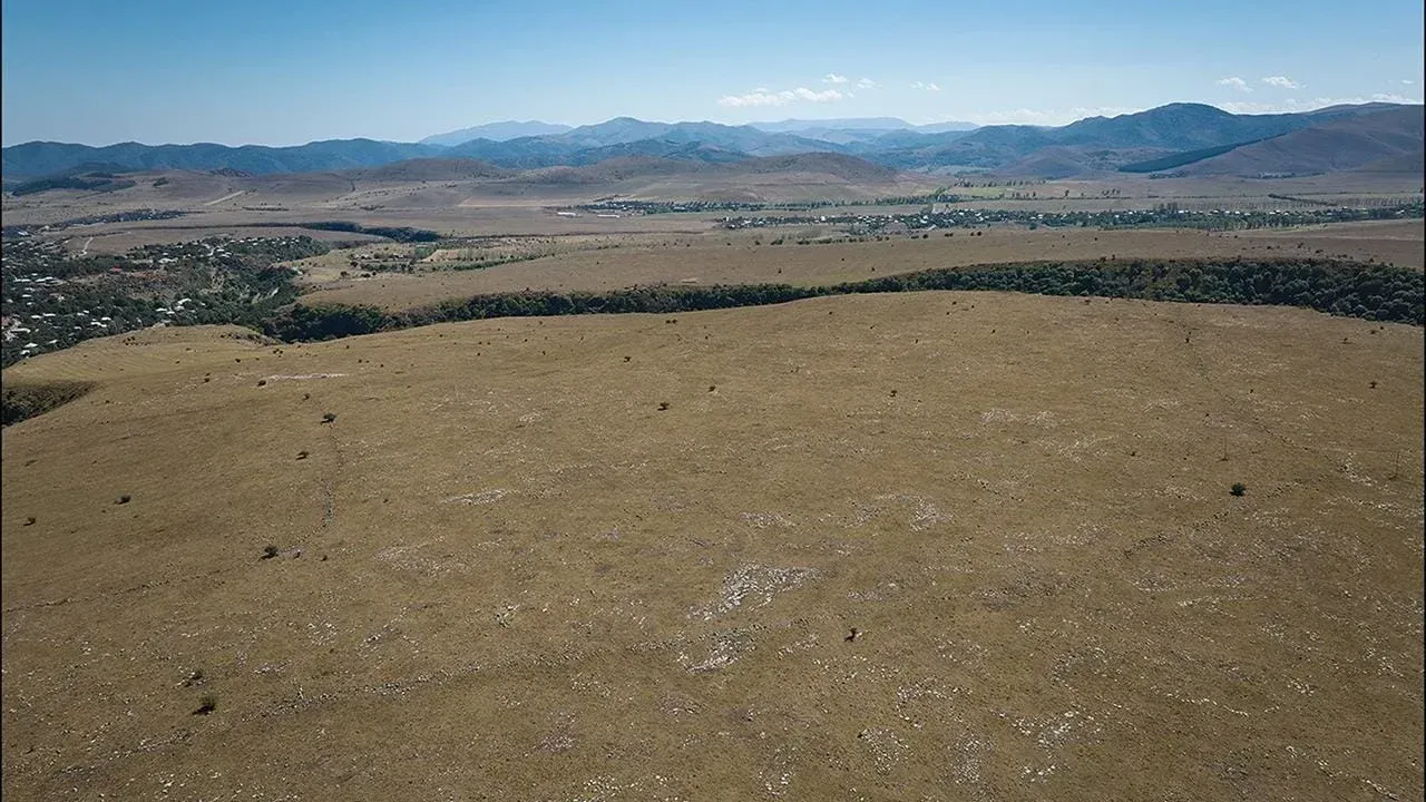 Das Plateau von Dmanisis Gora im Kaukasusgebirge: Hier stand einst die äußere Befestigungsmauer der Siedlung.