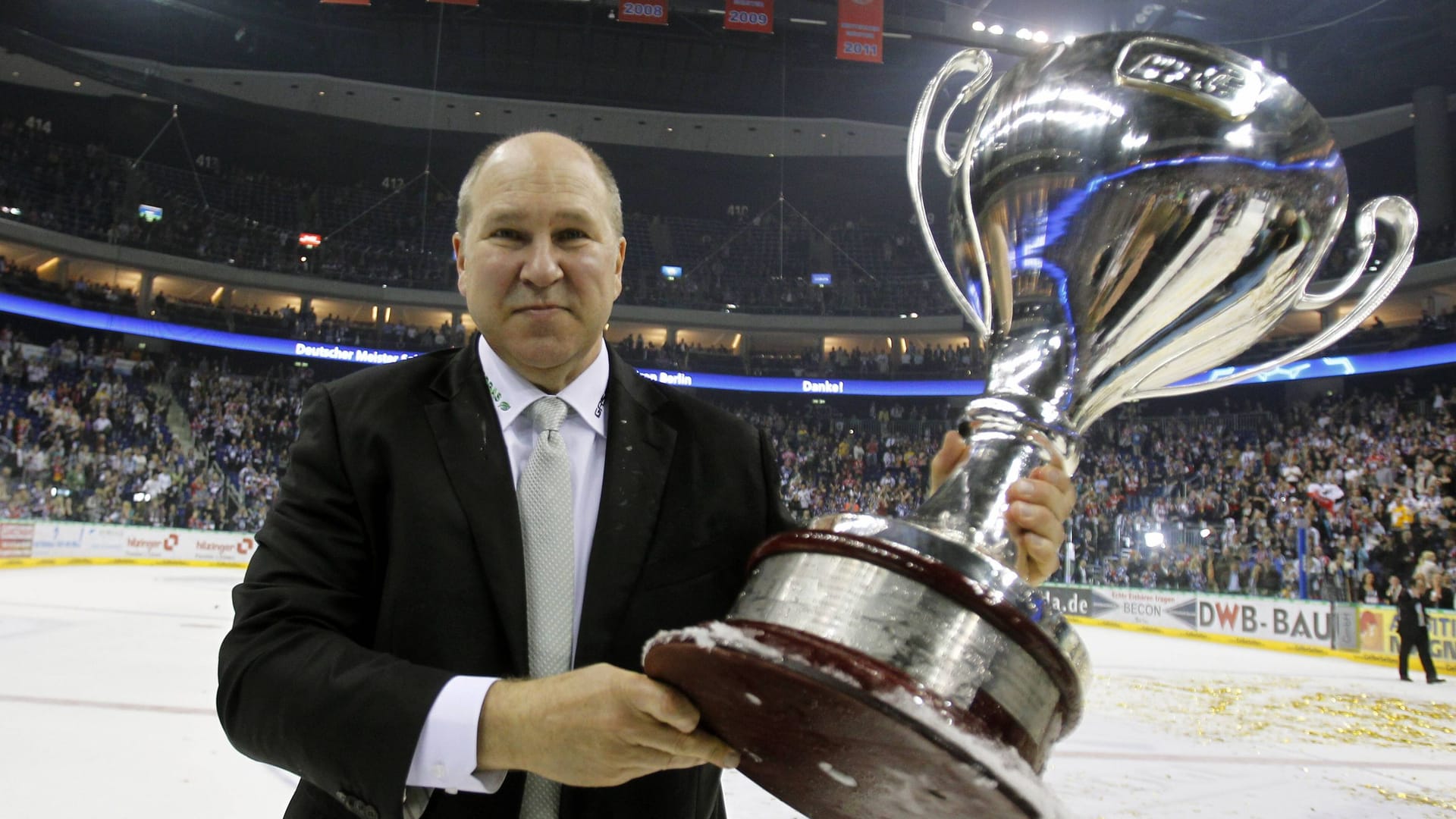 Don Jackson feiert die Meisterschaft 2012 mit den Eisbären (Archivbild): Unter seiner Leitung wurden die Berliner zum Rekordtitelträger der DEL.