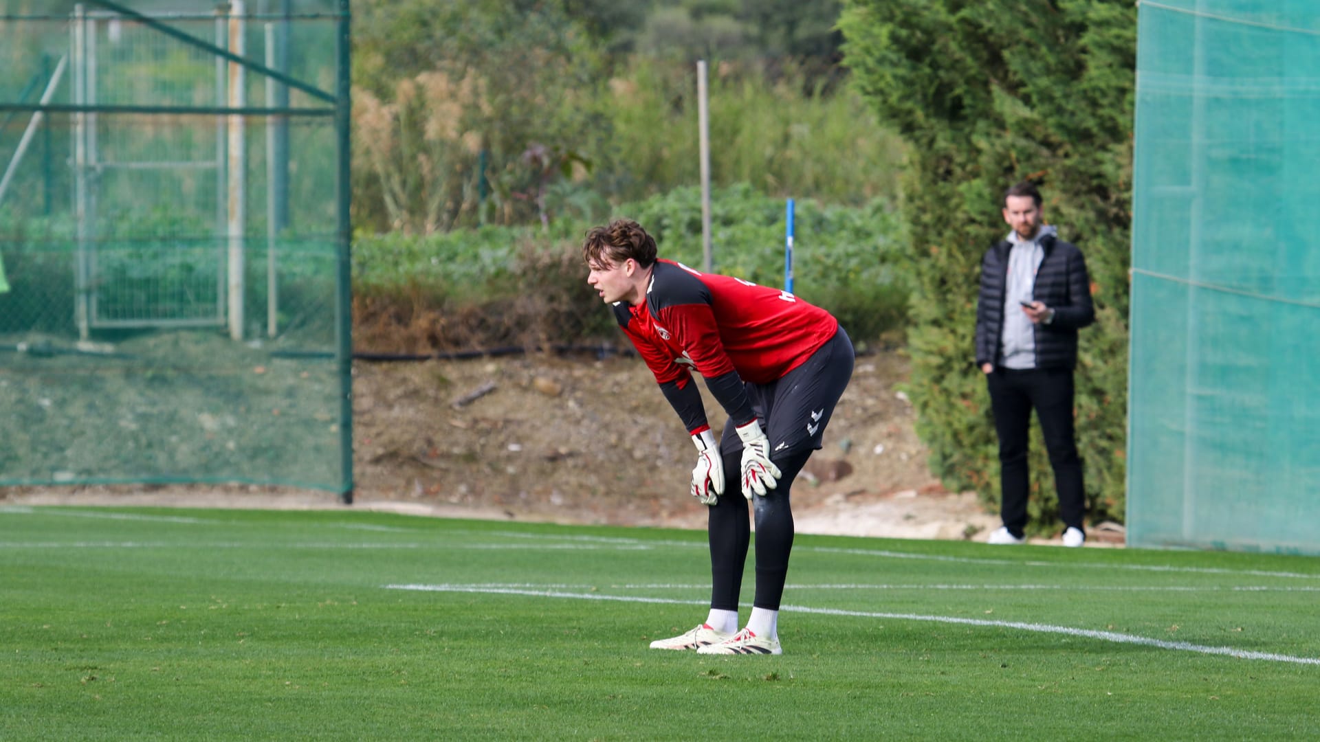 Jonas Urbig muss im Trainingslager in Spanien pausieren.