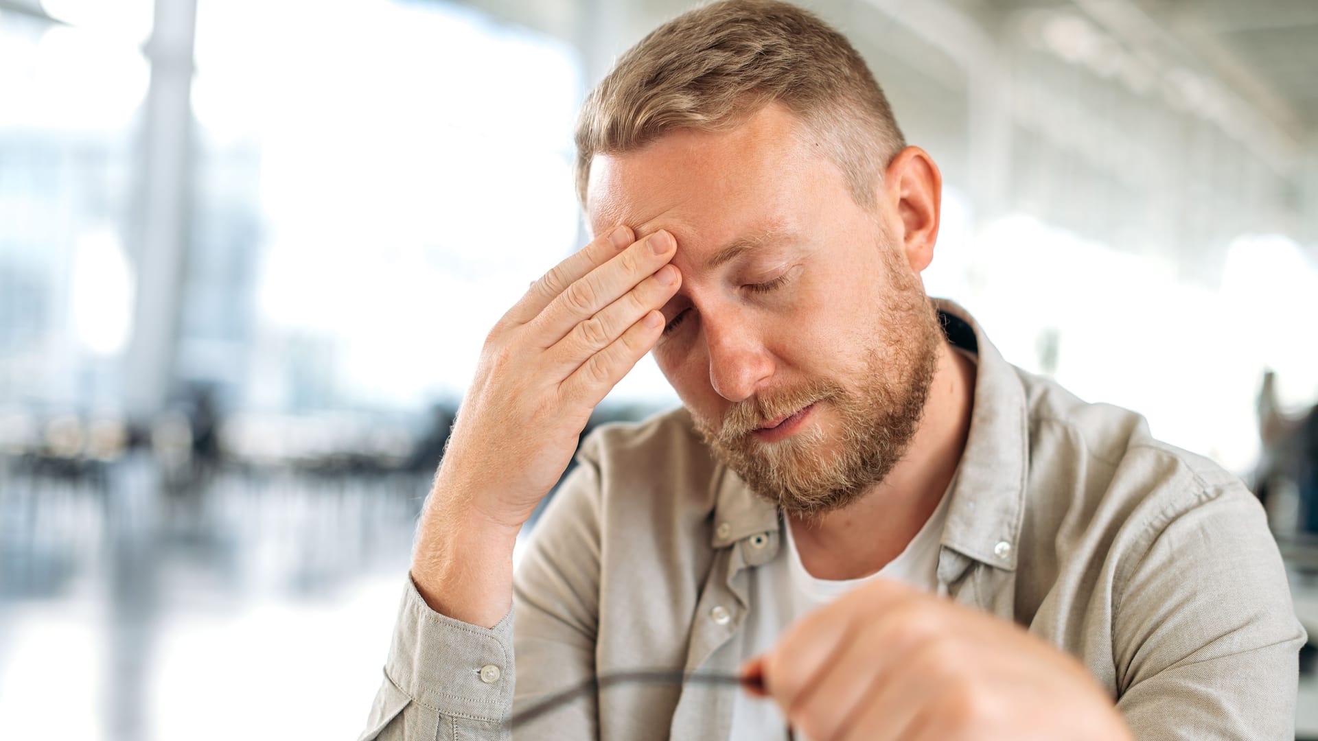 Kopfschmerzen und Unwohlsein: Diese Beschwerden treten häufig beim Verzicht auf Alkohol, Nikotin und Zucker auf.