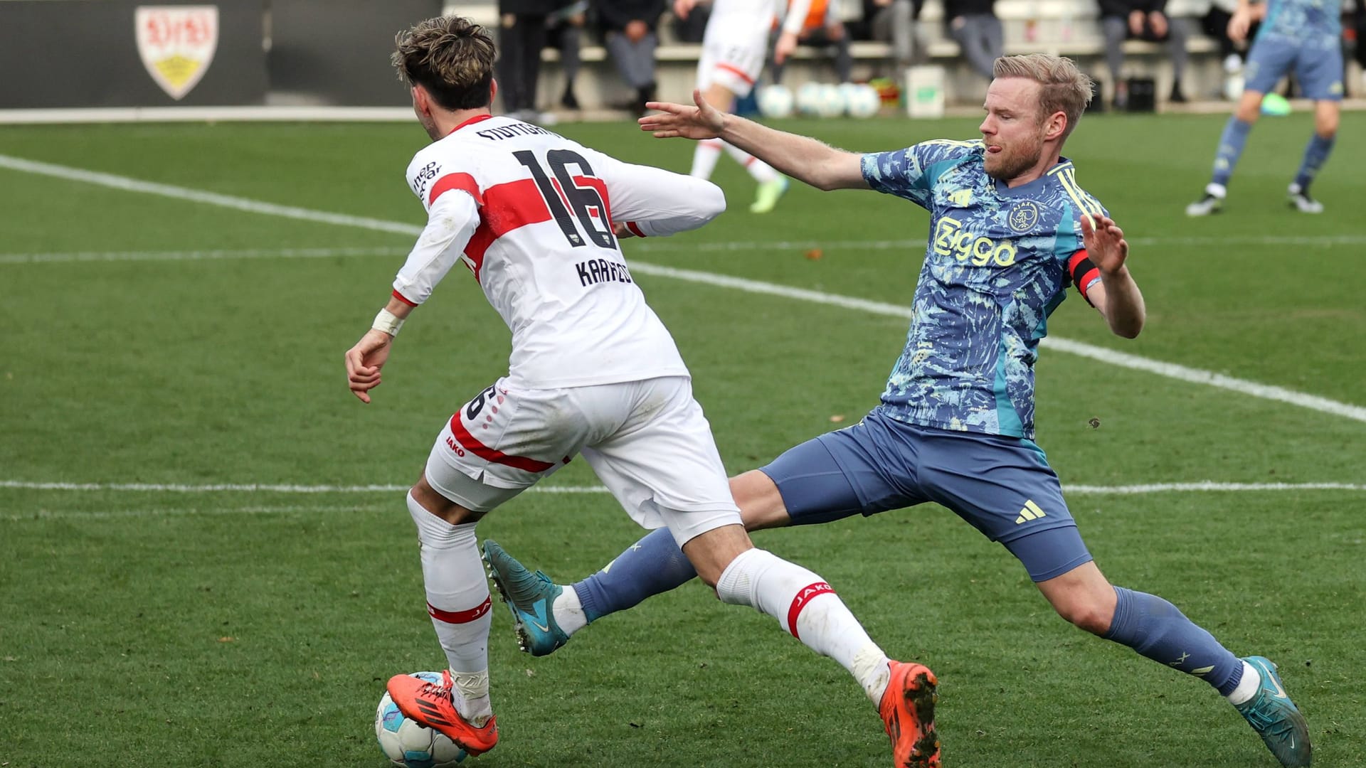 Atakan Karazor und Davy Klaassen (r.): Die Mannschaften trennten sich im Remis.