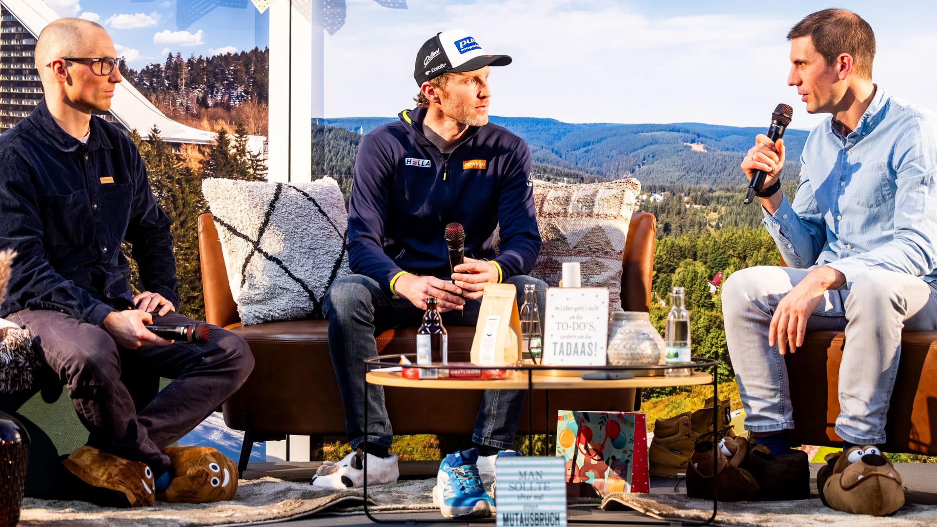 Live-Podcast in Oberhof: Erik Lesser (l.) und Arnd Peiffer (r.) luden Simon Eder am Rande des Weltcups in Thüringen zum Fachsimplen ein.