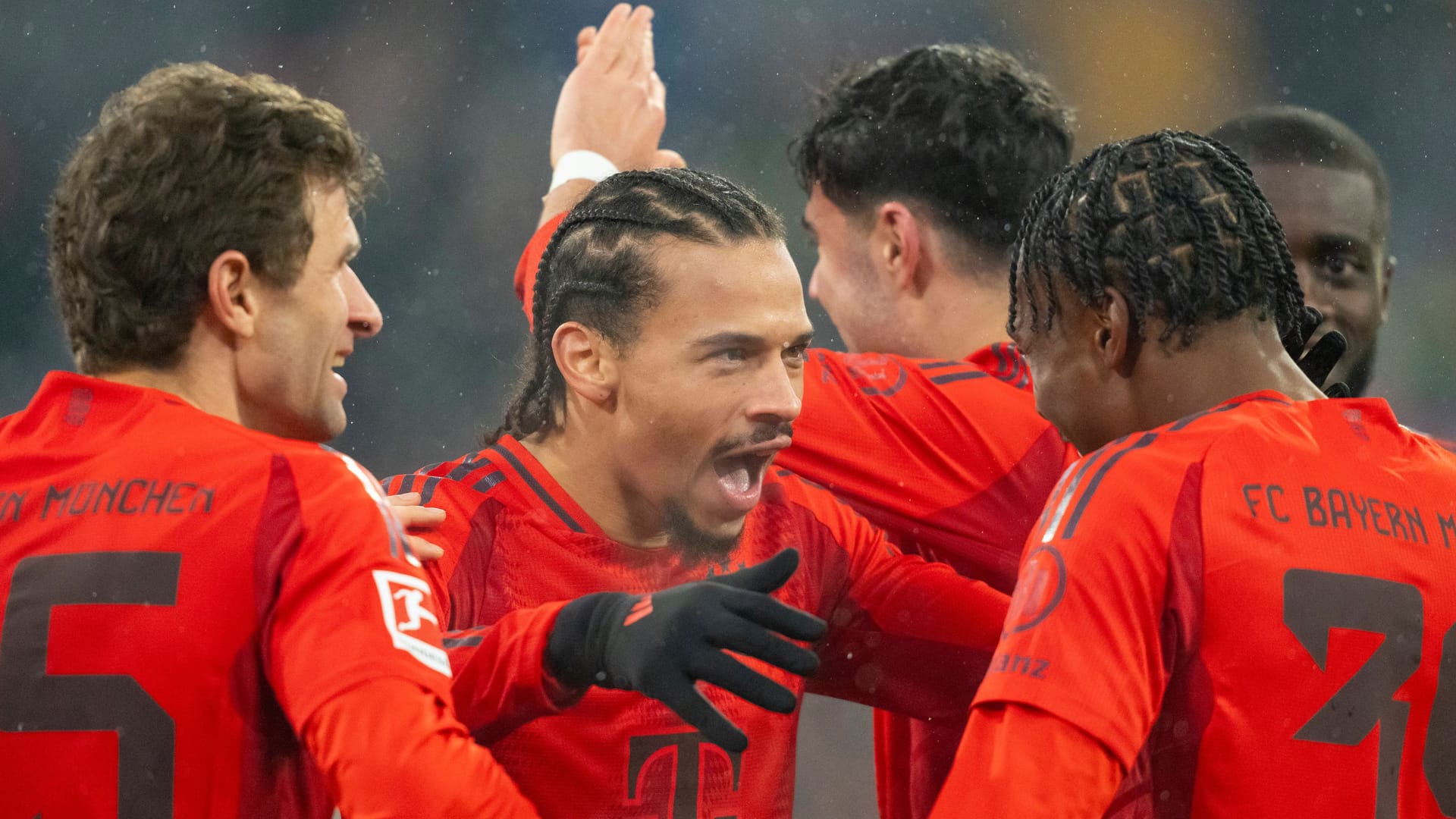 In Feierlaune: Die Stars des FC Bayern um Doppel-Torschütze Sané (M.). In Feierlaune: Die Stars des FC Bayern um Doppel-Torschütze Sané (M.).