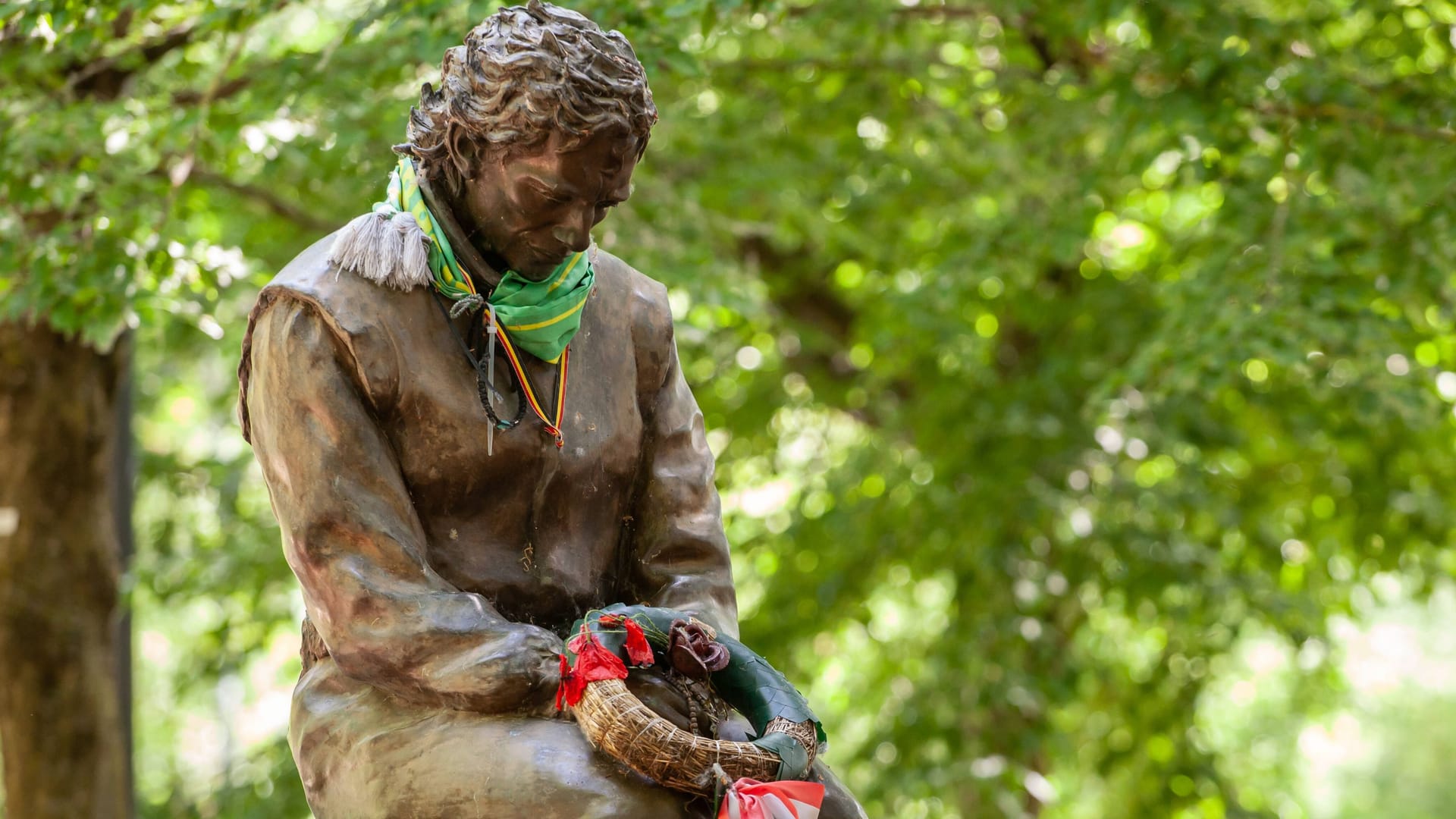 Das Denkmal zum Gedenken an Ayrton Senna in Imola: Fans und Verwandte hängen hier regelmäßig Flaggen oder Kränze auf.