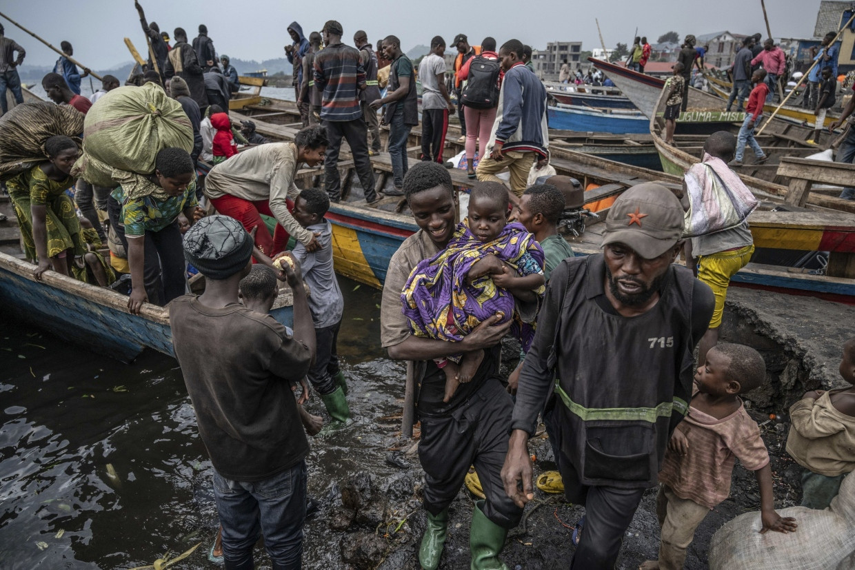 Menschen in Goma fliehen vor dem Vormarsch der Rebellen