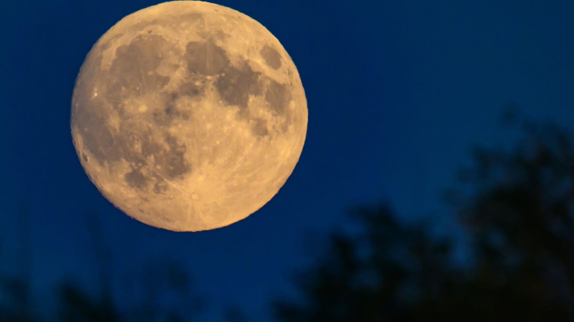 Mond am Abendhimmel