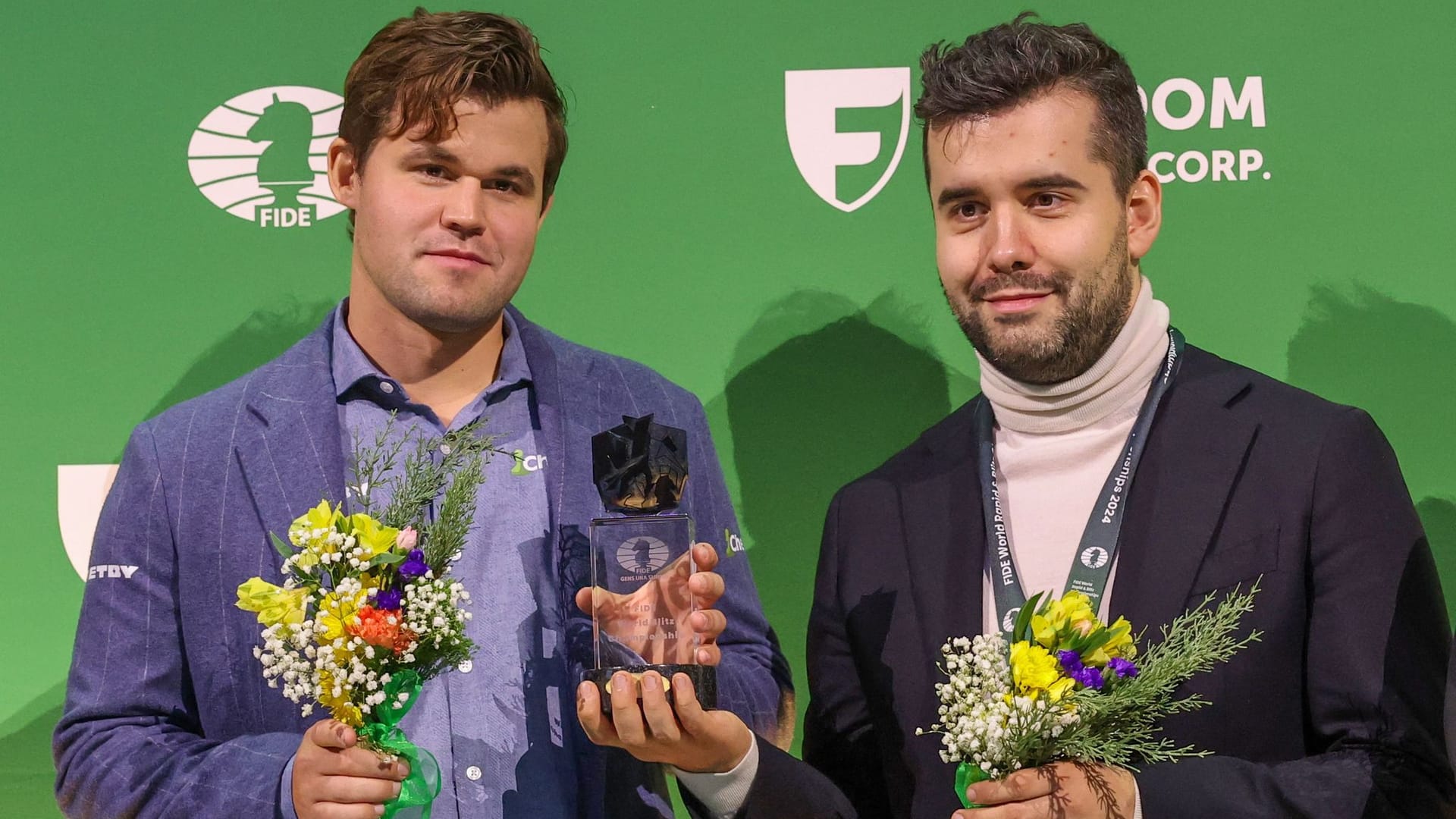 Magnus Carlsen (li.) und Jan Nepomnjaschtschi nach dem Ende der Blitzschach-WM: Scharfe Kritik.