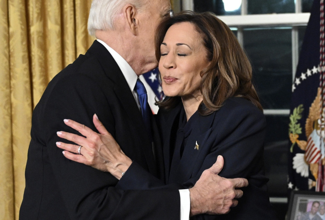 Zwei, die morgen von gestern sind: Joe Biden umarmte nach seiner Fernsehansprache im Oval Office seine Vizepräsidentin Kamala Harris.