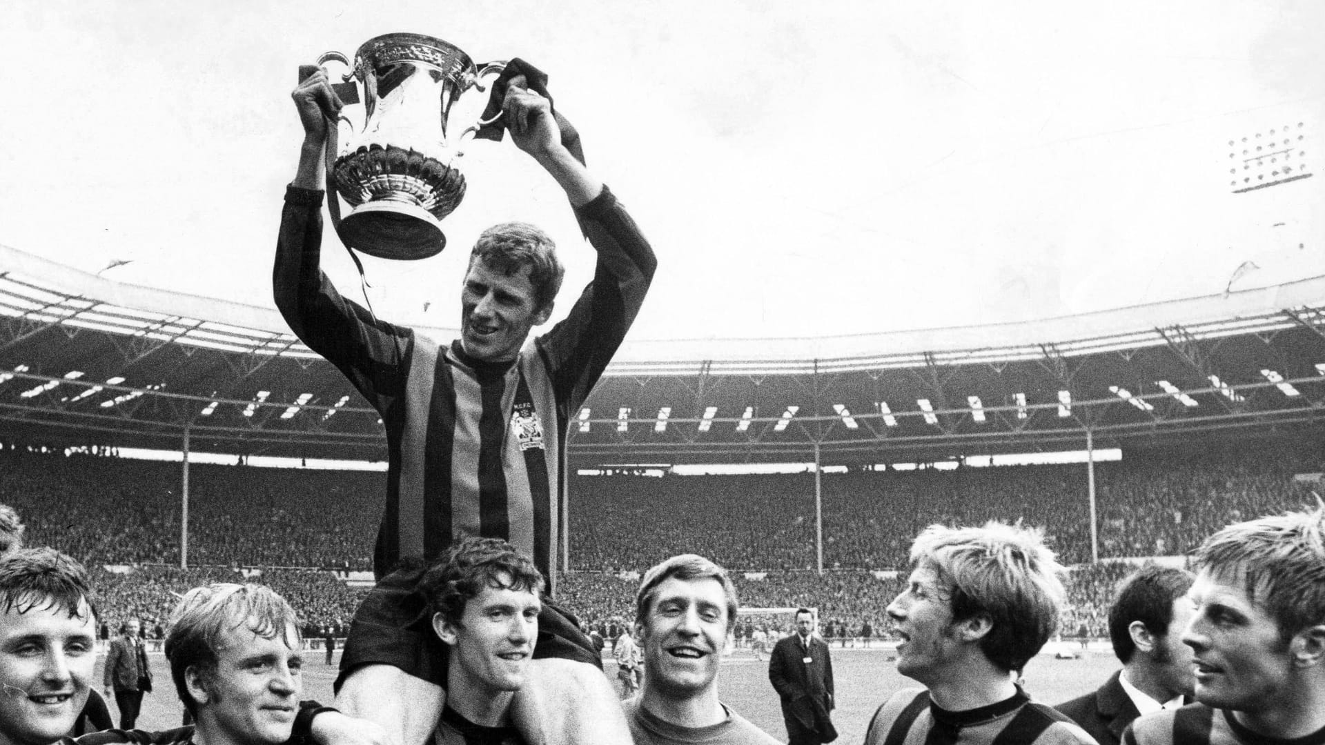 Tony Book im Jahr 1969: Er hält als Kapitän die FA-Cup-Trophäe.