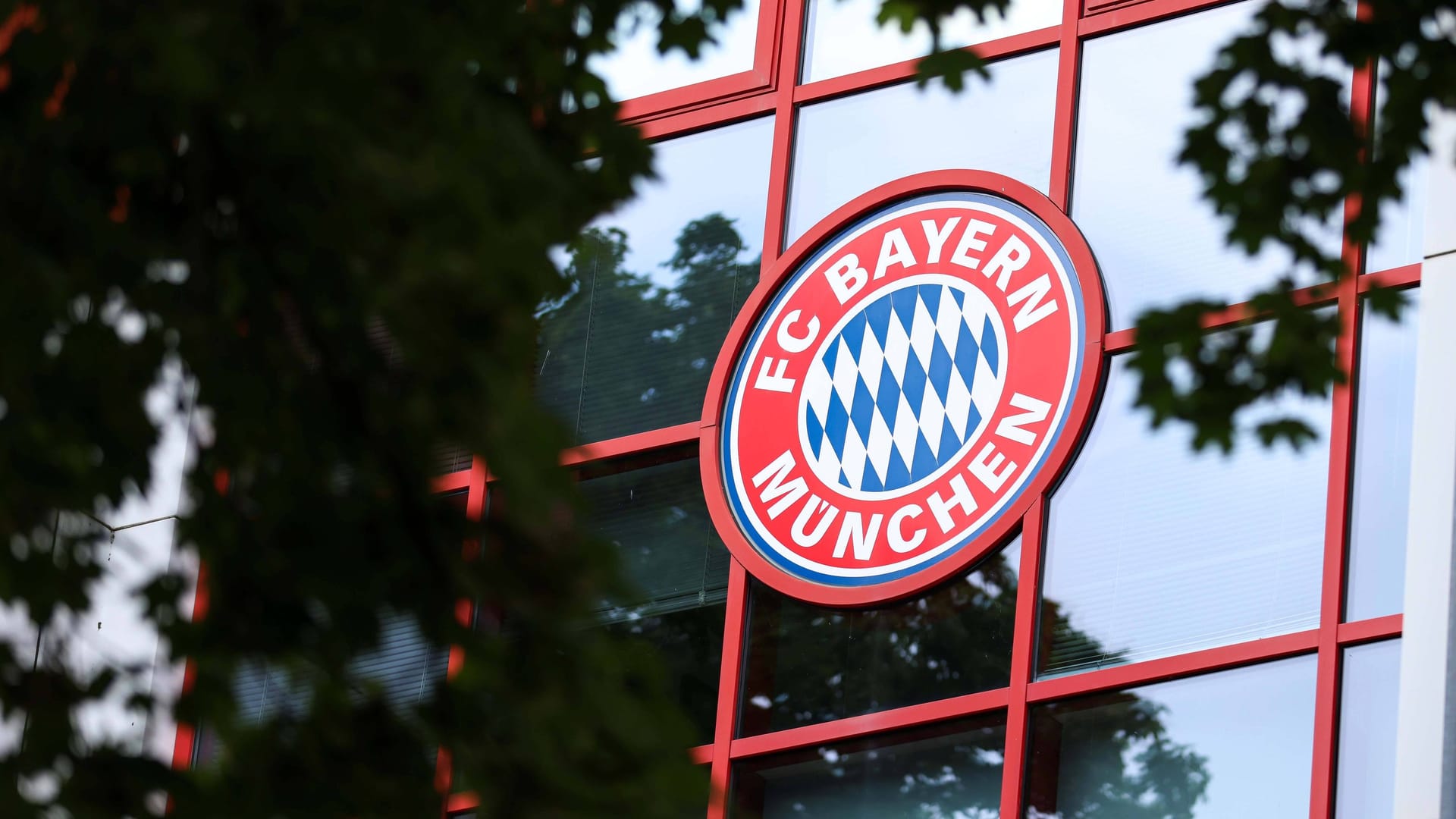 Das Vereinswappen des FC Bayern an der Säbener Straße: Ein Mann missbrauchte den Namen des Rekordmeisters für eine Straftat.