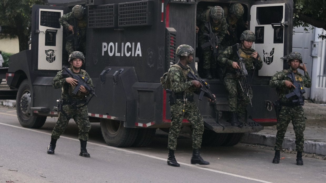 Soldaten im Einsatz in Tibu, Kolumbien, nach einer Reihe von Guerilla-Angriffen, bei denen Dutzende von Menschen getötet wurden und Tausende aus ihren Häusern in der Region Catatumbo fliehen mussten.