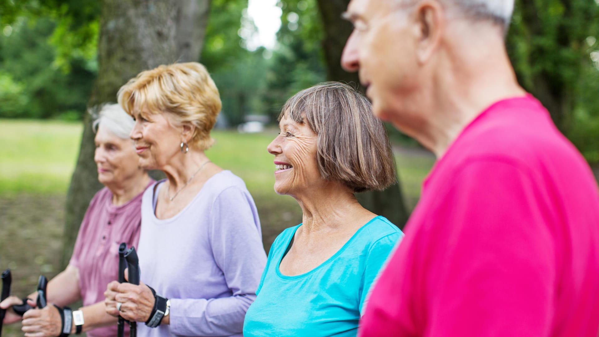 Senioren beim Nordic Walking: Sportwissenschaftler raten, auch im Herbst und Winter einer sportlichen Aktivität im Freien nachzugehen.