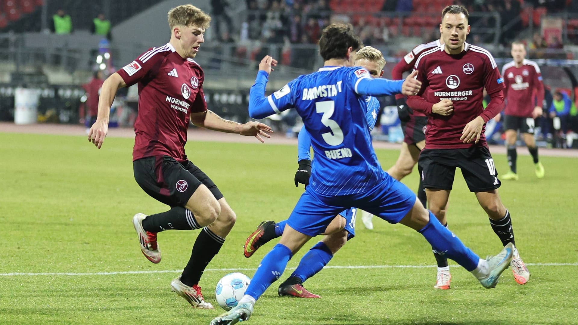 Umkämpft: Szene im Spiel zwischen dem 1. FC Nürnberg und Darmstadt 98.