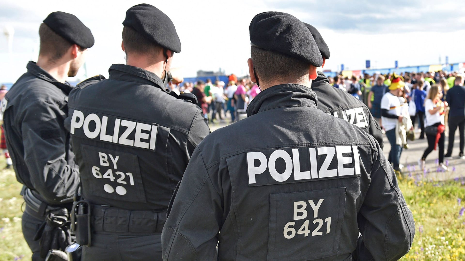 Polizisten beobachten Fußballfans (Symbolbild): Ob Kosten für Polizeieinsätze bei Hochrisikospielen Vereine tragen sollen, ist umstritten.