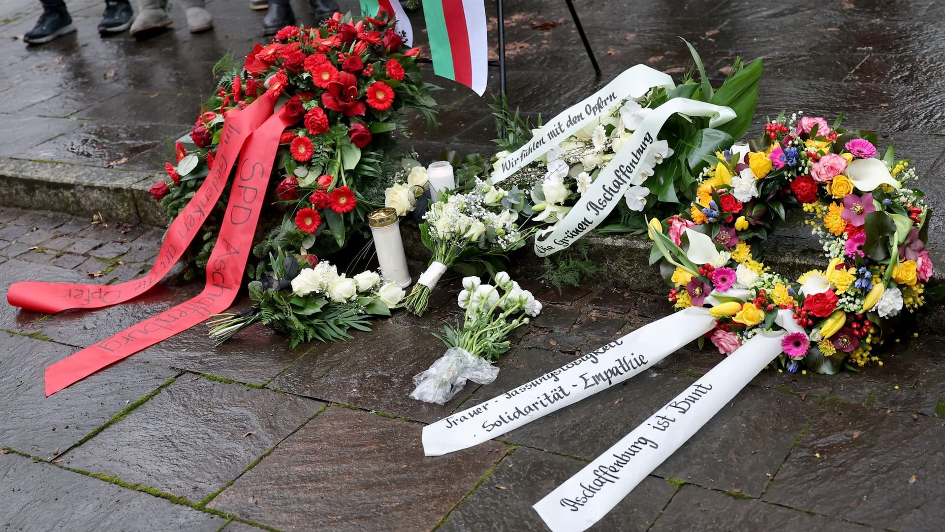 Aschaffenburg: Kränze und Blumen liegen nach dem tödlichen Angriff in einem Park.