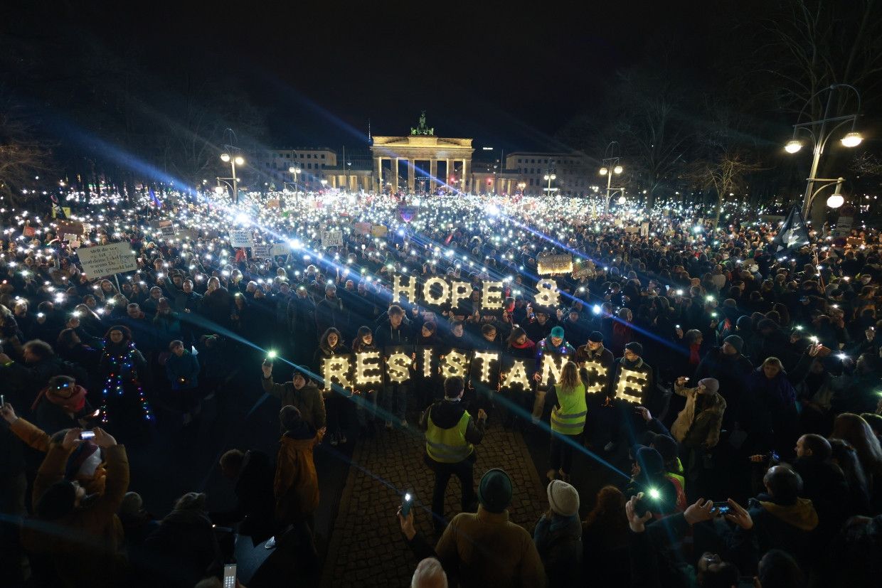 Demonstraten protestieren am Samstag in Berlin gegen extrem rechte Parteien.