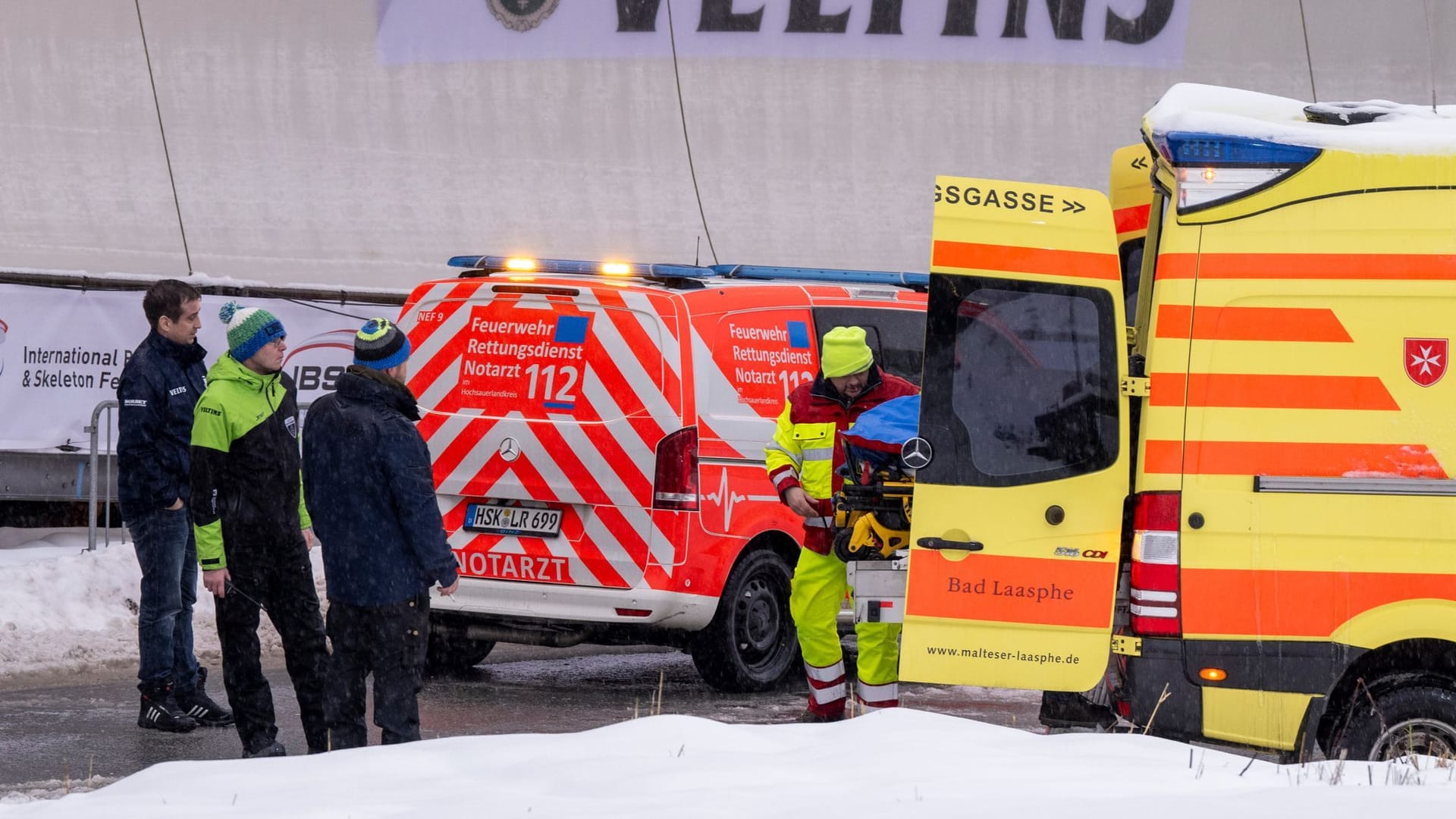 Winterberg: Ärzte versorgen den Anschieber eines Spurbobs, der während der Fahrt gestürzt ist und schwer verletzt wurde.