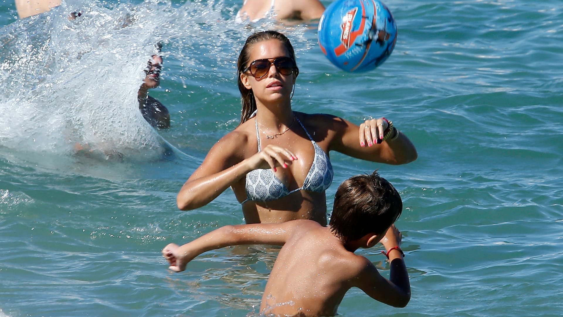 Frühe Vorliebe für Bälle: Vor zehn Jahren planschten Sylvie Meis und ihr Sohn Damián noch am Strand von St. Tropez.