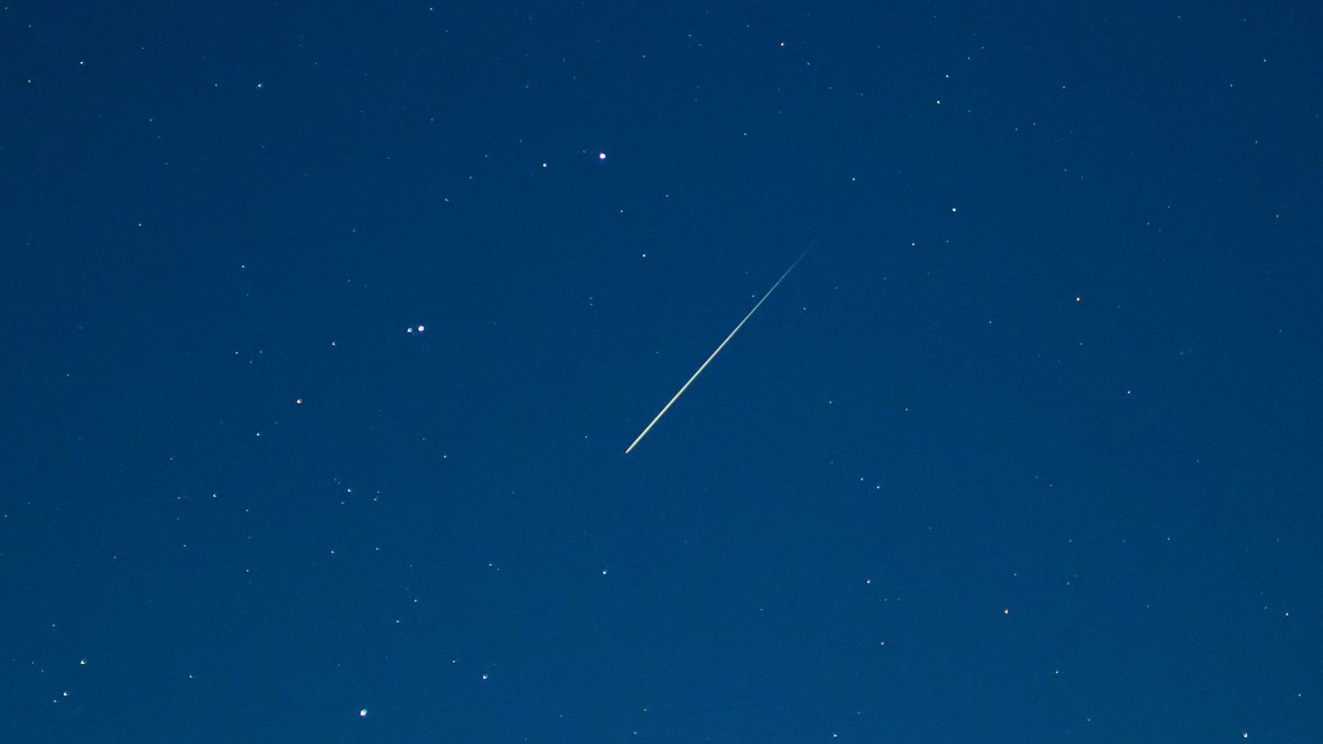 Meteorstrom der Geminiden am Nachthimmel