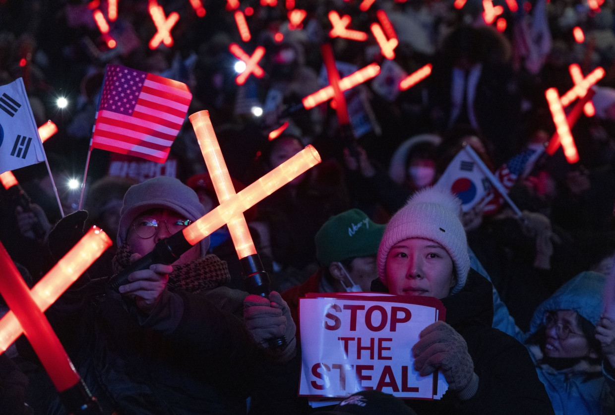 Am 31. Dezember protestieren in Seoul Anhänger von Yoon gegen dessen Amtsenthebung und den Haftbefehl.