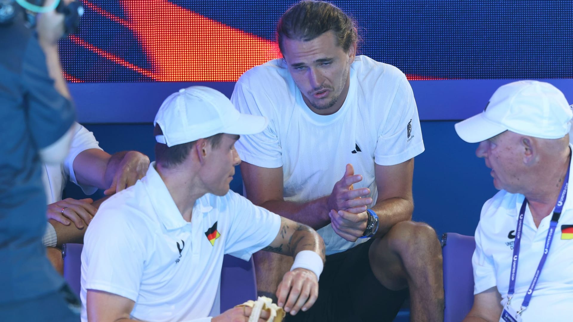 Alexander Zverev im Gespräch mit seinem Ersatzmann Daniel Masur: Mitte Januar beginnen die Australian Open.