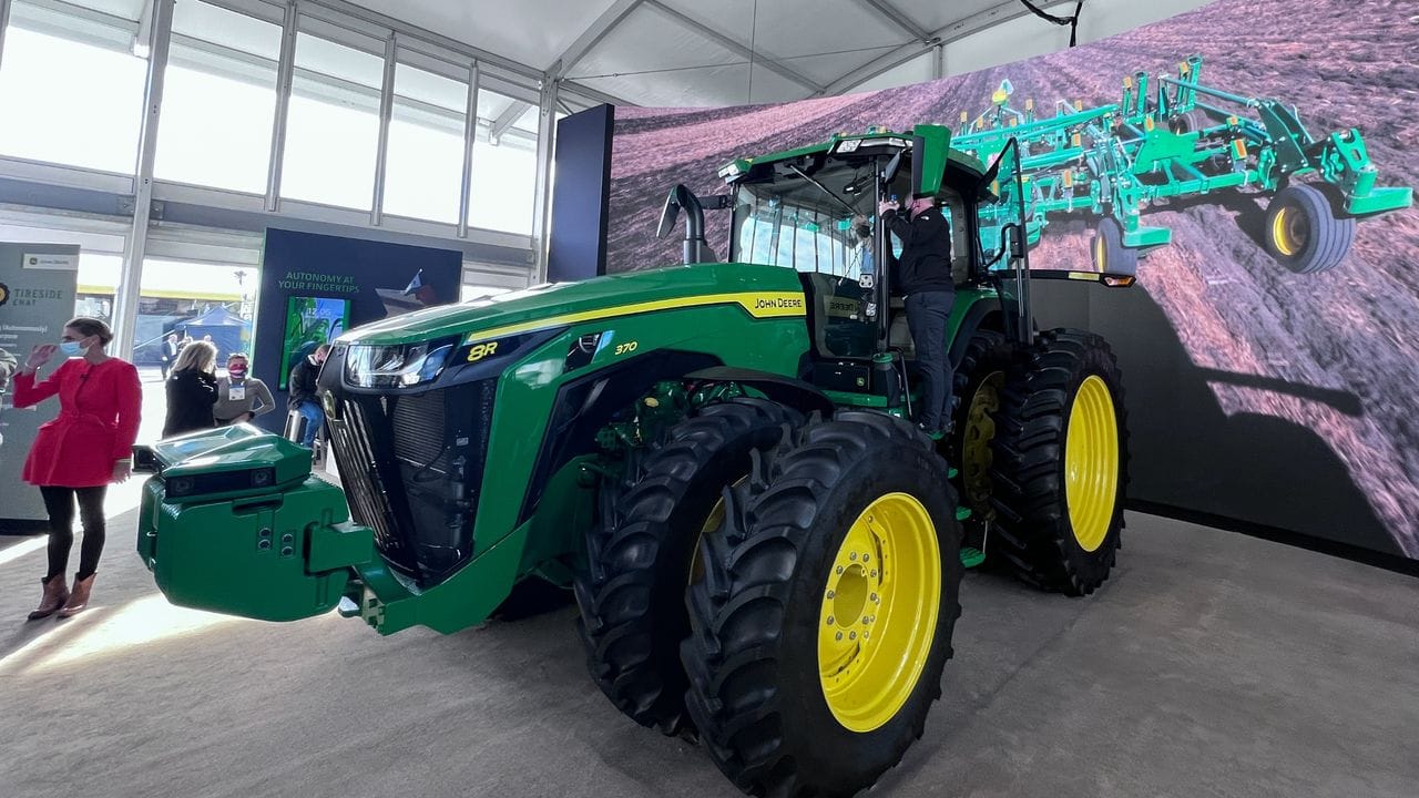 Autonomes Fahren auf der Straße - und auf dem Feld: Hersteller John Deere präsentiert einen autonomen Traktor.