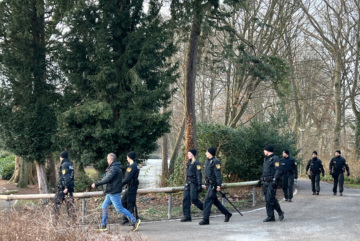 Polizisten sichern am Mittwoch den Park, wo sich die Tat ereignete.